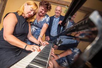 Stifter retten Klavier im Plauener Handwerkerhof vor dem Verschleiß - Von links: Kerstin Rüffer, Simone Süß und Lutz Neumann am Klavier der Unikat-Galerie.