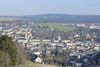 Stiftung auch für Markneukirchen: Damit große Erbschaften aus dem Vogtland nicht an Unbekannte gehen - Panorama-Blick auf Markneukirchen.
