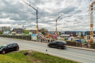 Stiftung baut im Erzgebirge Komplex für gut 20 Millionen Euro - Am Ortsausgang von Scheibenberg in Richtung Schwarzenberg ist die Großbaustelle gegenüber dem Supermarkt direkt an der B 101 nicht zu übersehen. Die Bethanien Diakonissen-Stiftung mit Sitz in Frankfurt am Main baut ein Ensemble mit Seniorenresidenz, Pflegeheim und sowie Plätzen für Mutter-Kind-Wohnen.