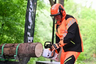 Stihl ringt mit Flaute – Akku-Geräte treiben Wandel voran - Der Absatz von Stihl-Akkugeräten war zuletzt gewachsen. Vorstands-Chef Traub sägt bei der Bilanz-Pressekonferenz mit einer neuen Stihl-Akkusäge einen Baumstamm.