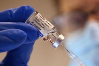 Stiko: Impfschutz bei Johnson & Johnson «ungenügend» - Eine Arzthelferin zieht in einer Praxis eine Spritze mit dem Corona-Impfstoff Janssen von Johnson-&-Johnson auf.