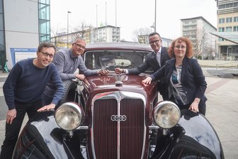Stilecht unterwegs in Sachen Fahrzeuggeschichte: Chemnitzer Museum rollt im Oldtimer an - Einige der Buchautoren sowie die Sparkasse Chemnitz bei der Buchübergabe.