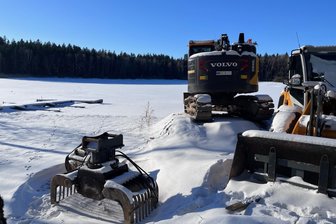 Still ruhen die Baumaschinen am Erzengler in Brand-Erbisdorf: Wie weiter beim Mauerbau? - Im Moment stehen die Baumaschinen am Erzengler Teich in Brand-Erbisdorf still. Die Mauer ist im Bau. Im Sommer soll wieder gebadet werden können.