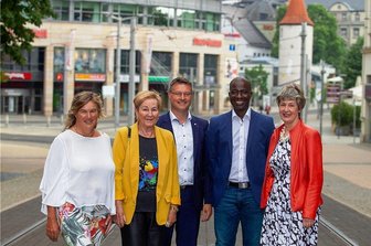 Stille Helden erhalten im Vogtland Auszeichnung - Rotarychef Ralf Schmidt (Mitte) mit den vier Vertretern der Preisträger: Ines Meier vom Radkultur-Zentrum Vogtland, Elke Thoß vom Kinderspielhaus Grünbach, Michel Frenzel-Assih vom Verein Kekeli Togo aus Hof und Andrea Sachs vom Internationalen Frauentreff Plauen und Vogtland (von links).