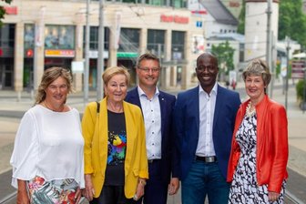 Stille Helden für ehrenamtliche Arbeit geehrt - Rotarychef Ralf Schmidt (Mitte) mit den vier Vertretern der Preisträger: Ines Meier vom Radkultur-Zentrum Vogtland, Elke Thoß vom Kinderspielhaus Grünbach, Michel Frenzel-Assih vom Verein Kekeli Togo aus Hof und Andrea Sachs vom Internationalen Frauentreff Plauen und Vogtland (von links).