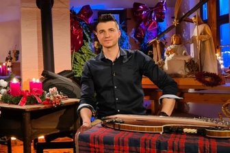In seiner ersten Sendung begrüßt Florian Stölzel (r.) mit Julian Rauer einen jungen Drebacher, der als " 's Berschl" Musik macht.