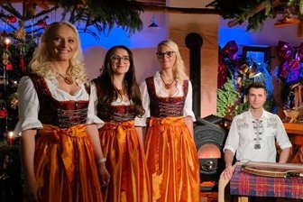 "Stille Nacht im Arzgebirg": Wie modern darf Traditionspflege sein? - Die Schwarzwasserperlen aus Bernsbach und Moderator Florian Stölzel, (2. von rechts). 