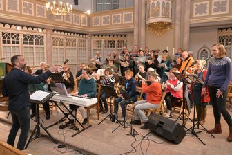 Stille Zeit? Rock-Messe im Erzgebirge lädt zum Innehalten ein - Unter der Leitung von Christian Ahner (links) führen die Kantoreien Stollberg und Beierfeld das vierteilige Requiem auf.