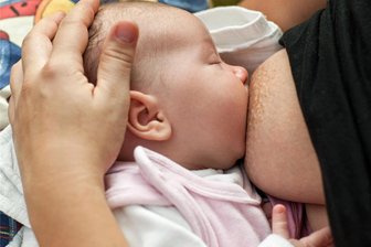 Stillen auf Arbeit: Wie eine alleinerziehende Zwickauer Mutter Arbeit und Familie unter einen Hut bekommt - Das Kind während der Arbeit stillen? Für viele junge Mütter unvorstellbar und trotzdem: Stillen ist im Arbeitsschutzgesetz festgehalten.