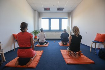 „StilleOase“ im Chemnitz Center: Meditieren, wo andere ihre Einkäufe machen - Licht am Ende eines langen Shoppingtages. In der „StilleOase“ können alle jene Ruhe finden, die einen Ausgleich zum hektischen Treiben im Chemnitz Center suchen.