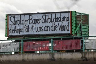 Stiller Bauernprotest an der A4 bei Glauchau: Am Mittwoch war bereits die Polizei vor Ort - Am Anhänger befindet sich ein Protestplakat, welches seit Mittwochvormittag schon tausende Autofahrer gesehen haben.