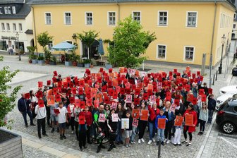 Stiller Protest gegen Lehrermangel: Zschopauer Schüler und Eltern erwarten Reaktion aus Dresden - Auf dem Zschopauer Neumarkt zeigten mehr als 150 Personen, darunter viele Schüler und Eltern, dem Sächsischen Kultusministerium angesichts des aktuellen Lehrermangels symbolisch die Rote Karte.