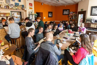Stilles Lesen, laute Begeisterung: Der erste Silent Book Club in Chemnitz füllt die Kulturkneipe „Kaffeesatz“ - Bis auf den letzten Platz gefüllt war die Kulturkneipe „Kaffeesatz“ am Sonntag zur Premiere des Chemnitzer Silent Book Club.