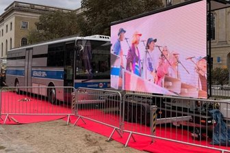 Stillgelegter Grimme-Preisträger: Protestbus „Adenauer SRP+“ nach Beschlagnahmung in Sachsen zurück in Berlin - Zurück in Berlin: Der Protestbus „Adenauer SRP+“ wird derzeit am Berliner Maxim Gorik Theater - ohne Dachaufbau - beim 7. Berliner Herbstsalon ausgestellt.