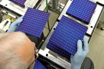 Stillstand bei Solarworld - Ein Solarworld-Mitarbeiter der Modulfertigung überwacht die Produktion neuer Drahtelektroden-Module in Freiberg. Die Produktion in den Freiberger Betrieben des Konzerns soll nächste Woche fortgesetzt werden. Das hat ein Sprecher des Insolvenzverwalters gestern erklärt. In einer Pressemitteilung hieß es, es sei jetzt von wesentlicher Bedeutung, den Geschäftsbetrieb so reibungslos wie möglich aufrechtzuerhalten.