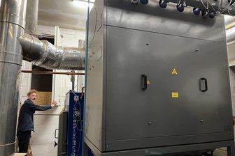 Stillstand beim Wiederaufbau der Bürstenhölzerfabrik: Hartmannsdorf will Traditionsbetrieb halten - Betriebsleiter Robert Seidel am Zugang zum Spänebunker der Heizungsanlage, die nach dem Brand erneuert wurde.