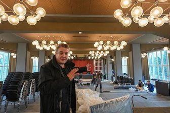 Stillstand für Schauspielhaus-Sanierung in Chemnitz sorgt für Frustration im Ensemble - Carsten Knödler im großen Saal des Spinnbaus, kurz vor der Eröffnung des Interims.