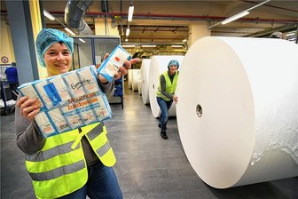 Stillstand in Kriebsteiner Papierfabrik: Nachbar Wepa will helfen - Aus solchen Rollen, wie sie Produktionsleiterin Franziska Krenkel (r.) im Jahr 2017 zeigte, werden in der Wepa Papierfabrik in Kriebethal Taschen- beziehungsweise Kosmetiktücher hergestellt.