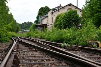 Stillstand oder Fortschritt? Die Bahn als Schlüssel für die Zukunft von Rochlitz - Der Rochlitzer Bahnhof fristet ein Schattendasein. OB Frank Dehne kämpft mit Mitstreitern für einen Bahnanschluss.