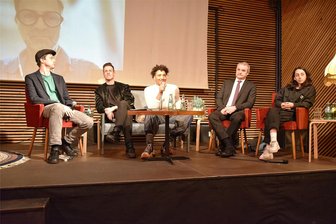Stillstehende Züge und Barrieren in den Köpfen – die Kulturhauptstadt Chemnitz diskutiert über Inklusion - Moderatorin Aïsha Konaté konnte mit ihren Gesprächspartnern viele Aspekte nur kurz besprechen.