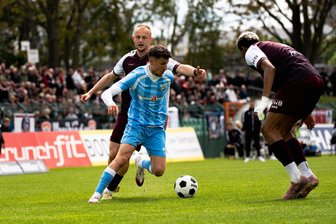 Stimmen des CFC zum Saisonabschluss: „Fühlt sich erstmal komisch an“ - Tobias Stockinger vom CFC (Mitte) in Aktion gegen seinen Ex-Verein BFC Dynamo.