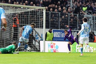 Stimmen des Chemnitzer FC zum 0:2 gegen den FC Erzgebirge Aue: „Grober Patzer in der Hintermannschaft“ - Defensiv stand der CFC beim 0:1 durch Aues Marcel Bär (2. von rechts) nicht gut.