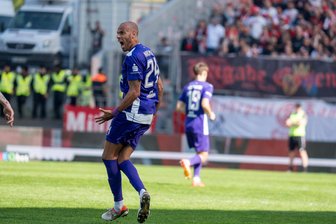 Stimmen nach der Niederlage des FC Erzgebirge Aue: „Eigentlich machen wir gar nicht so viel falsch“ - Aues Steffen Nkansah jubelt am Samstag nach seinem Tor.