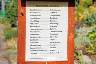 Stimmen Sie ab: Welches Erzgebirgs-Wort sollte nicht verloren gehen? - Dieter Lemke begann vor zehn Jahren mit dem Bau des "mundartlichen Wegweiser" in seinem Garten in Sehma. Sechs Hinweisschilder - zum Beispiel das zu den Mondputzern - waren es im ersten Jahr. 