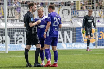 Stimmen zum 1:1 des FC Erzgebirge bei 1860 München: „Ob das wirklich ein Elfmeter war …“ - Die beiden Auer Kilian Jakob und Marvin Stefaniak (M.) diskutieren mit Schiedsrichter Martin Speckner, der zuvor auf Elfmeter für die Löwen entschieden hat.