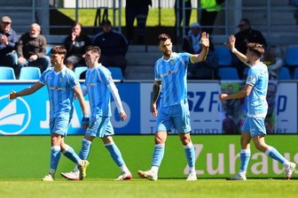 Stimmen zum 3:2-Sieg des CFC gegen Meuselwitz: „Haben die letzten Wochen viel Scheiße erlebt“ - Jonas Marx (links) erzielte für den CFC einen Treffer gegen Meuselwitz – musste das Spielfeld verletzungsbedingt in der 58. Minute verlassen.