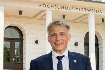 Volker Tolkmitt (r.) wird ab Herbst neuer Rektor der Hochschule Mittweida. Iris Firmenich, Vorsitzende des Hochschulrats zählte zu seinen ersten Gratulanten nach der Wahl.