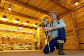 Stimmung im Keller: Einzigartiges Bergbaumuseum in Netzschkau ist fast fertig - Der Mann und sein Werk. Michael Straub im neuen Veranstaltungsraum seines Bergbaumuseums.