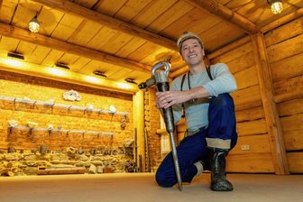 Stimmung im Keller: Straubs Bergbaumuseum ist fast fertig - Der Mann und sein Werk. Michael Straub im neuen Veranstaltungsraum seines Bergbaumuseums.