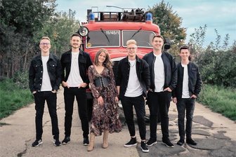 Stimmungsmusik im Festzelt: Vier Tipps für Partys am 3. Juni in Zwickau und Umgebung - Rock Ambulance spielt am Samstag im Festzelt in Niederschindmaas. Das ist für Bandleader Max Straube (Dritter von rechts) ein Heimspiel.