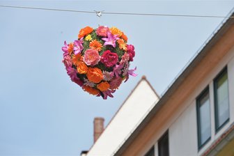 Stimmungsvolle Straßendeko: Was gefällt den Freibergern am besten? - Zu den Dekoelementen in der Korngasse in Freiberg gehören auch diese Blumenkugeln.