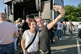 Sting in Zwickau: 11.000 Menschen auf dem Platz der Völkerfreundschaft - Michaelle und ihre Mutter Andrea Krauße aus Kuhschnappel machen vor dem Auftritt noch ein Selfie vor der 27-Meter-Bühne.