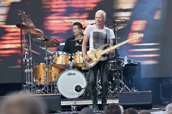 Sting „sehr glücklich in Zwickau zu sein“ - So grandios lief der Konzerthöhepunkt des Jahres - 73 und kein bisschen Leise: Sting auf der Bühne in Zwickau.