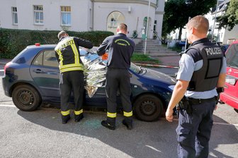 Stinke-Attacke in Chemnitz: Offenbar gezielter Anschlag auf Auto - Feuerwehr und Polizei dichteten das Fahrzeug provisorisch ab.