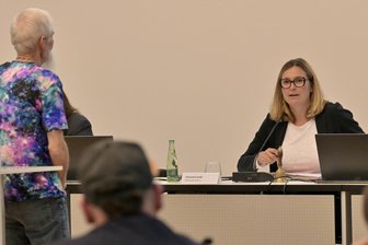 Stinkefinger-Eklat im Zwickauer Stadtrat: Oberbürgermeisterin wirft Störer raus - B. provoziert schon in der Einwohnerfragestunde. Nachdem er auf der Besuchertribüne mehrfach obszöne Gesten gezeigt haben soll, greift OB Arndt durch.