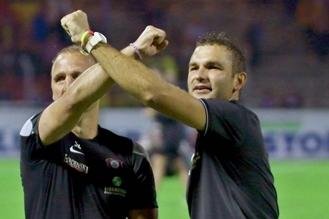 Stipic und die Gespräche, die ans Herz gehen - Chefcoach Tomislav Stipic (r.) und Co-Trainer Steffen Ziffert feierten das 3:0 gegen den FC St. Pauli in der Auer Fankurve. 