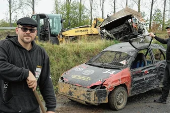 Stockcar-Fahrer in Hartha rüsten mit Sensoren auf - Stephan Schäfer (l.), Chef des Harthaer Motorsportclubs, und Sebastian Wenzel machen die Strecke für das Stockcar-Rennen frei.