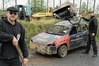 Stockcar-Fahrer rüsten mit Sensoren auf - Stephan Schäfer (l.), Chef des Harthaer Motosportclubs, und Sebastian Wenzel machen die Strecke für das Stockcar-Rennen frei.