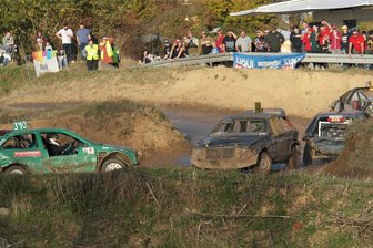 Stockcar Hartha: Schrottkisten zelebrieren Saisonabschluss - Hier konnte eine Kollision gerade noch vermieden werden, nachdem sich einer der Boliden durch zu hohe Geschwindigkeit gedreht hatte.