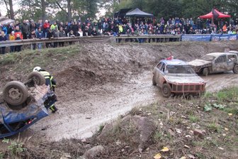 Stockcar in Hartha steht jetzt unter Strom - Auf dem gewässerten Parcours wird’s glatt wie Schmierseife. Nicht jeder Bolide kommt heil durch die Kurven.