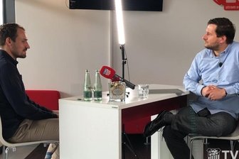 Stockender Verkehr auf der Datenautobahn - Oliver Fenderl (rechts) produziert mit seiner Firma Videos für den FSV Zwickau. Hier interviewt er Sportdirektor Toni Wachsmuth. Fenderl ist auf schnelles Internet angewiesen, doch das liegt noch nicht an.