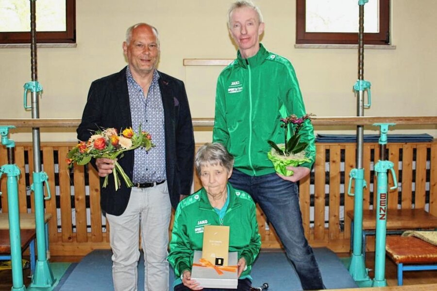 Stöcken: Ehrung für Namensgeberin der Frauensportgruppe - Amtsverweser Tobias Bär und Vereinsvorsitzendeer Tino Winkler überreichten Anna Maria Oertel ihre Auszeichnung. 