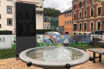 Störanfällige Info-Stele: Warum die Multimedia-Säule in Auerbach schon wieder defekt ist - In Auerbach ist die Info-Stele Bestandteil der so genannten Verweilinsel an der Breitscheidstraße. Zurzeit ist der Multimedia-Infopunkt (hinten) defekt.