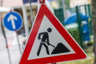 Ein Straßenschild weist auf eine Baustelle hin.