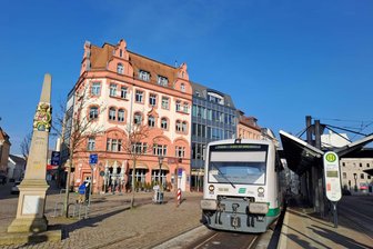 Störung behoben: Vogtlandbahn fährt wieder bis ins Zwickauer Zentrum - Die Vogtlandbahn am Samstagmittag an der Haltestelle im Zwickauer Zentrum.