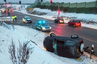 Stollberg: Auto überschlägt sich bei Unfall - Zwei Personen verletzt -